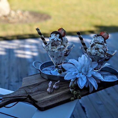 Autumn Lane B&B, Farmhouse Elegance & Stunning Lakeviews West Kelowna Ngoại thất bức ảnh