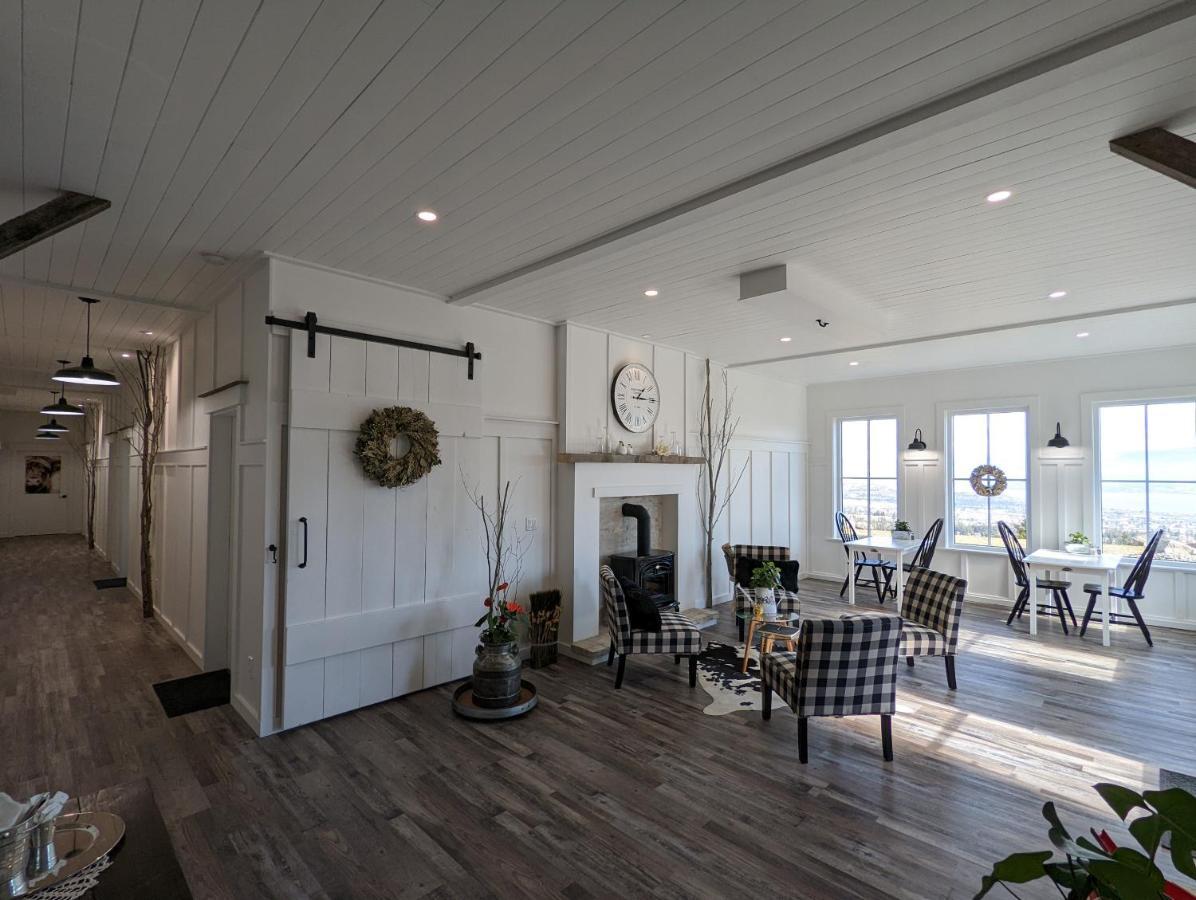 Autumn Lane B&B, Farmhouse Elegance & Stunning Lakeviews West Kelowna Ngoại thất bức ảnh