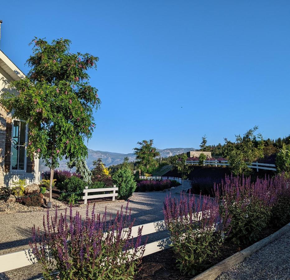 Autumn Lane B&B, Farmhouse Elegance & Stunning Lakeviews West Kelowna Ngoại thất bức ảnh