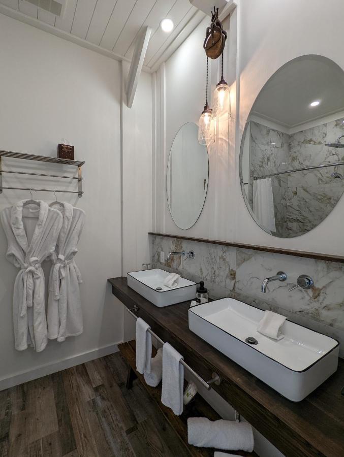 Autumn Lane B&B, Farmhouse Elegance & Stunning Lakeviews West Kelowna Ngoại thất bức ảnh