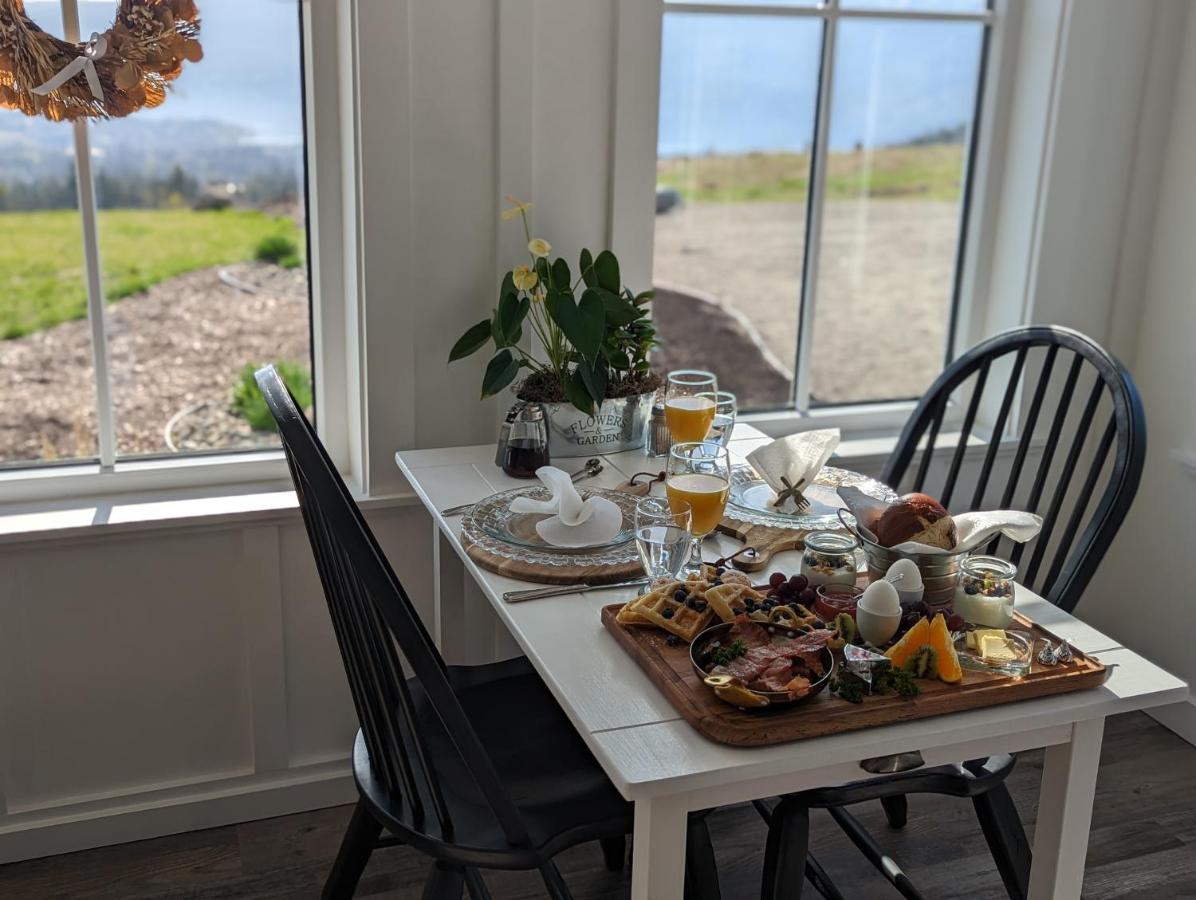Autumn Lane B&B, Farmhouse Elegance & Stunning Lakeviews West Kelowna Ngoại thất bức ảnh