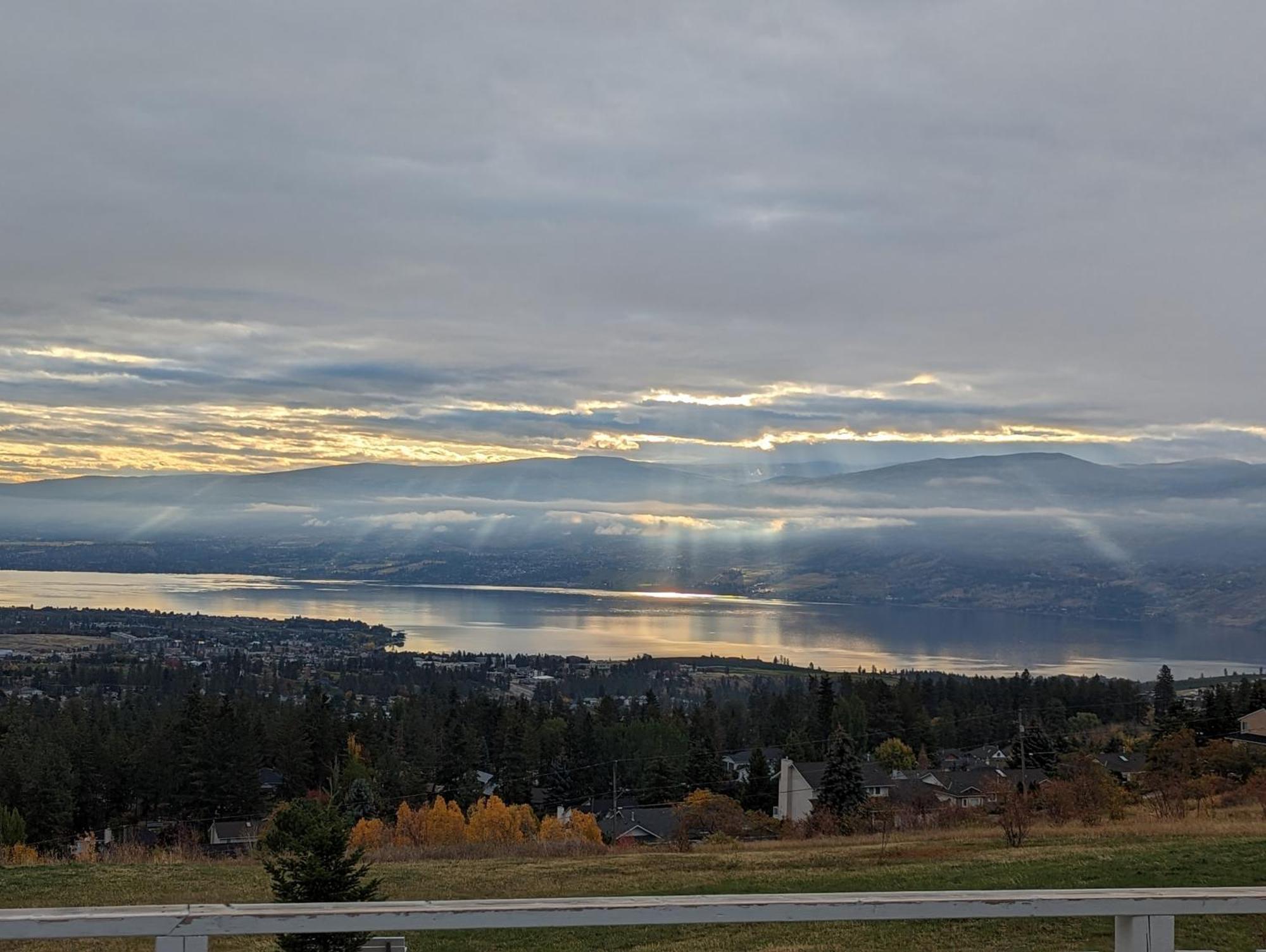 Autumn Lane B&B, Farmhouse Elegance & Stunning Lakeviews West Kelowna Ngoại thất bức ảnh