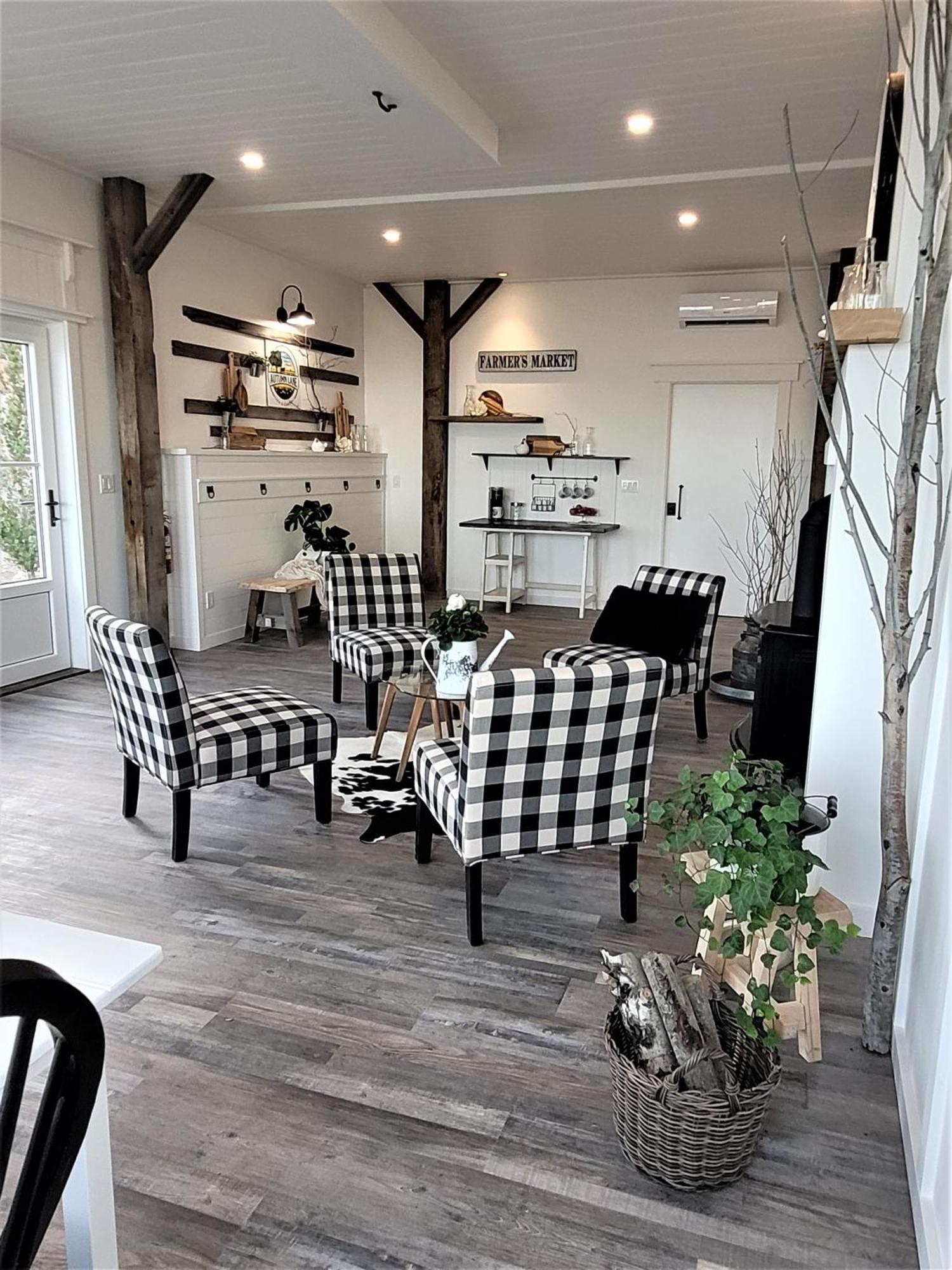 Autumn Lane B&B, Farmhouse Elegance & Stunning Lakeviews West Kelowna Ngoại thất bức ảnh