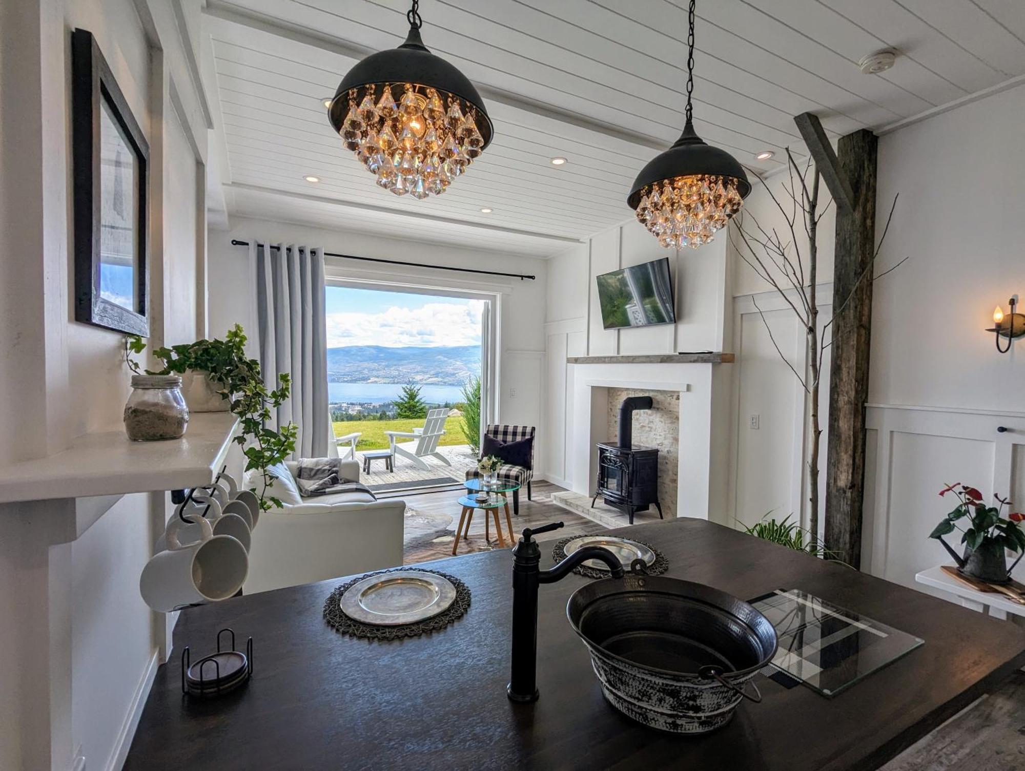 Autumn Lane B&B, Farmhouse Elegance & Stunning Lakeviews West Kelowna Ngoại thất bức ảnh