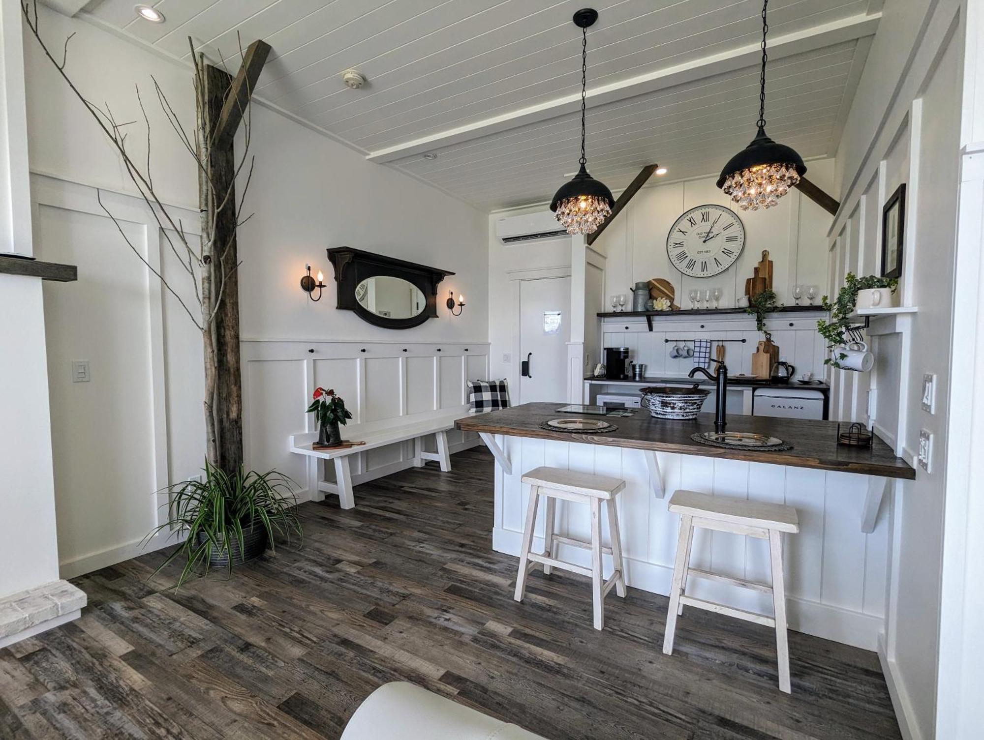 Autumn Lane B&B, Farmhouse Elegance & Stunning Lakeviews West Kelowna Ngoại thất bức ảnh