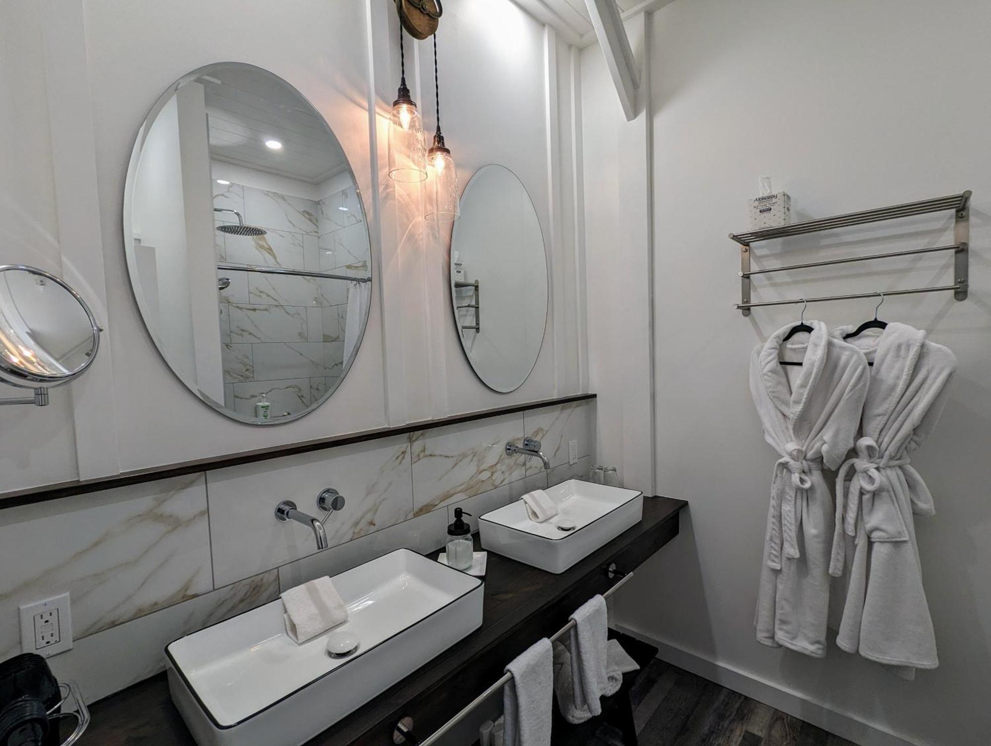 Autumn Lane B&B, Farmhouse Elegance & Stunning Lakeviews West Kelowna Ngoại thất bức ảnh