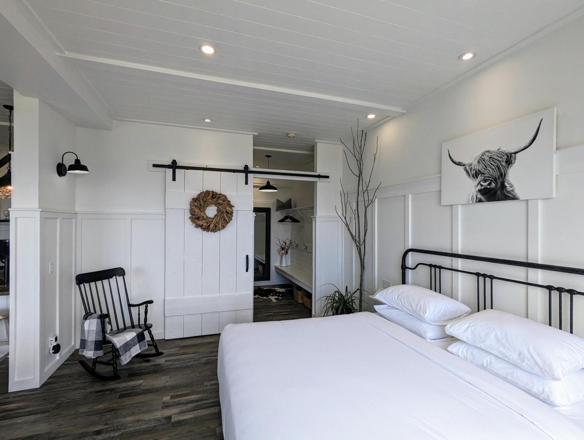 Autumn Lane B&B, Farmhouse Elegance & Stunning Lakeviews West Kelowna Ngoại thất bức ảnh