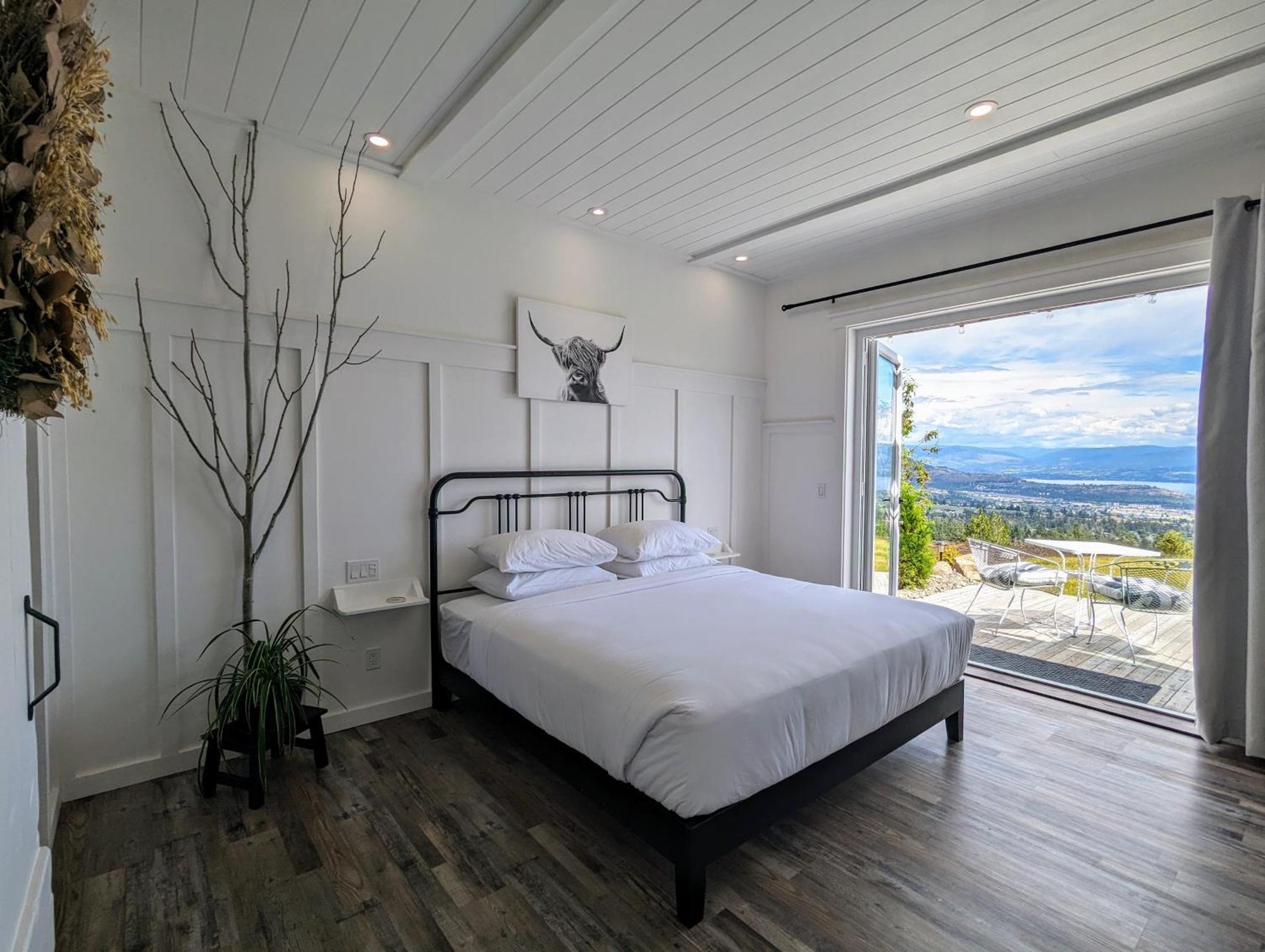 Autumn Lane B&B, Farmhouse Elegance & Stunning Lakeviews West Kelowna Ngoại thất bức ảnh