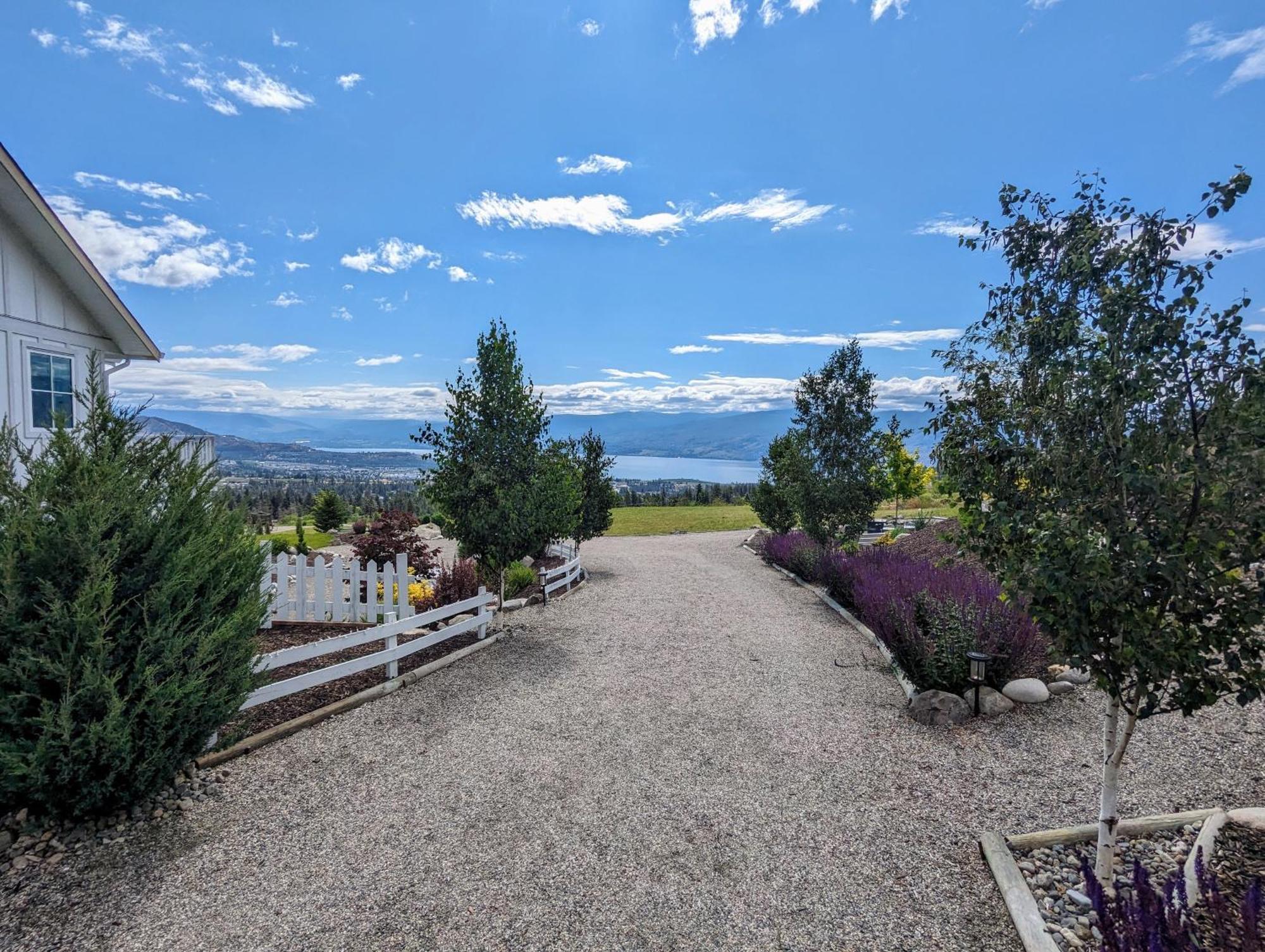 Autumn Lane B&B, Farmhouse Elegance & Stunning Lakeviews West Kelowna Ngoại thất bức ảnh