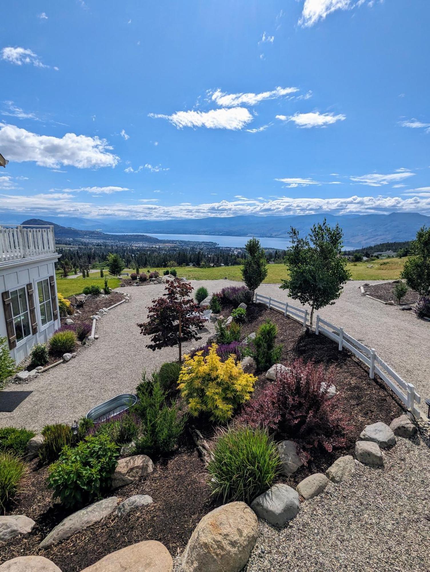 Autumn Lane B&B, Farmhouse Elegance & Stunning Lakeviews West Kelowna Ngoại thất bức ảnh