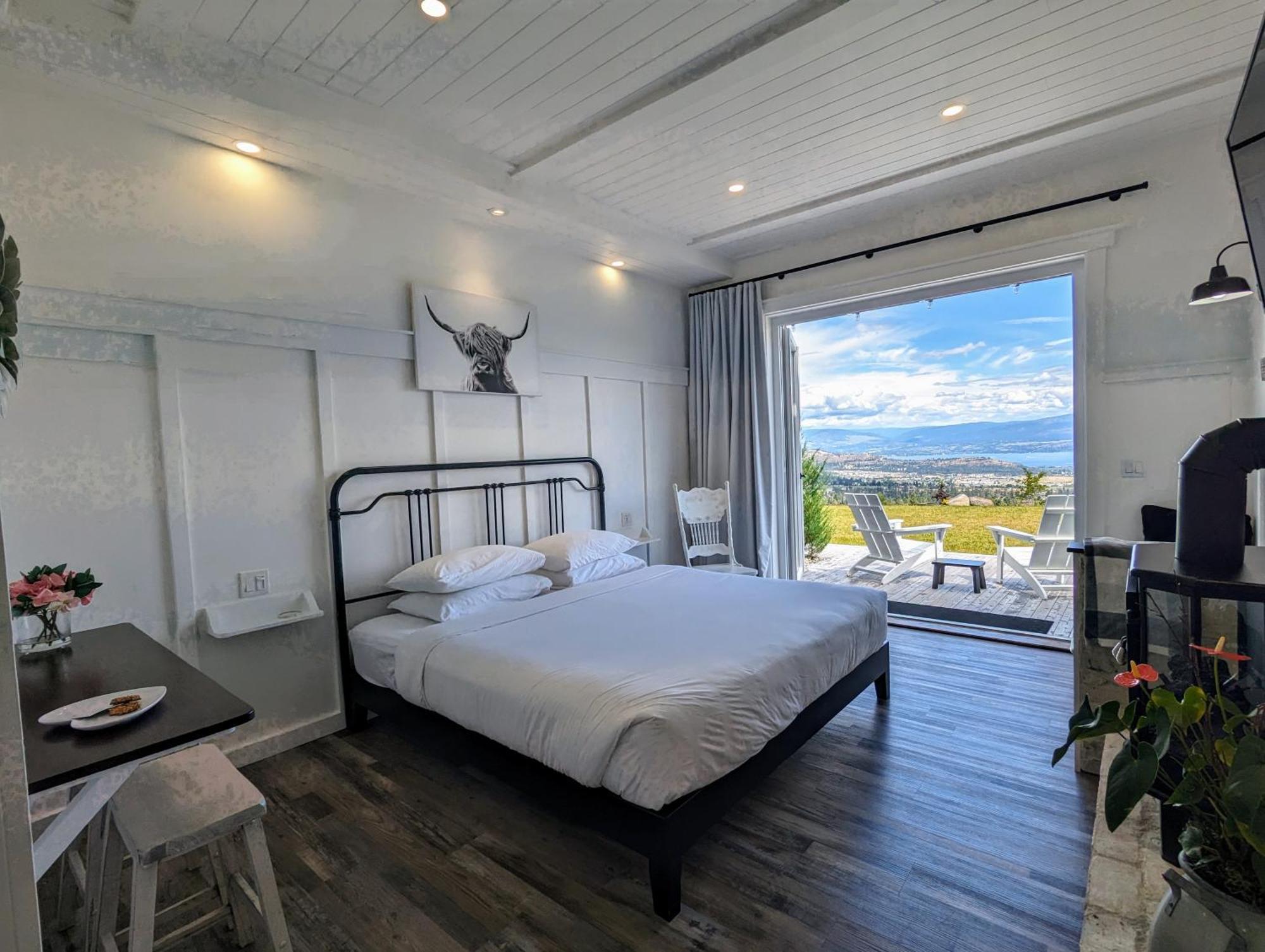 Autumn Lane B&B, Farmhouse Elegance & Stunning Lakeviews West Kelowna Ngoại thất bức ảnh