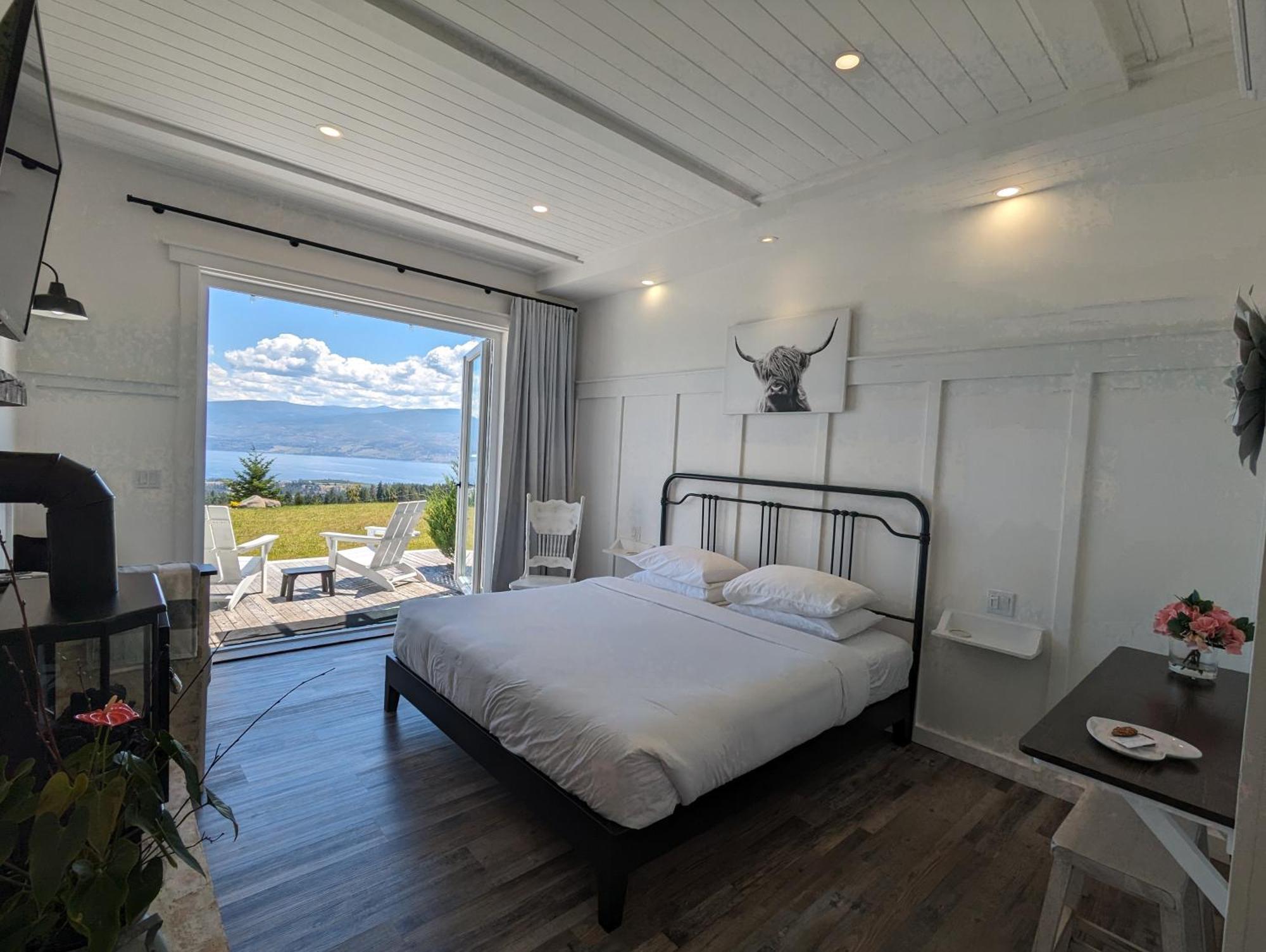 Autumn Lane B&B, Farmhouse Elegance & Stunning Lakeviews West Kelowna Ngoại thất bức ảnh