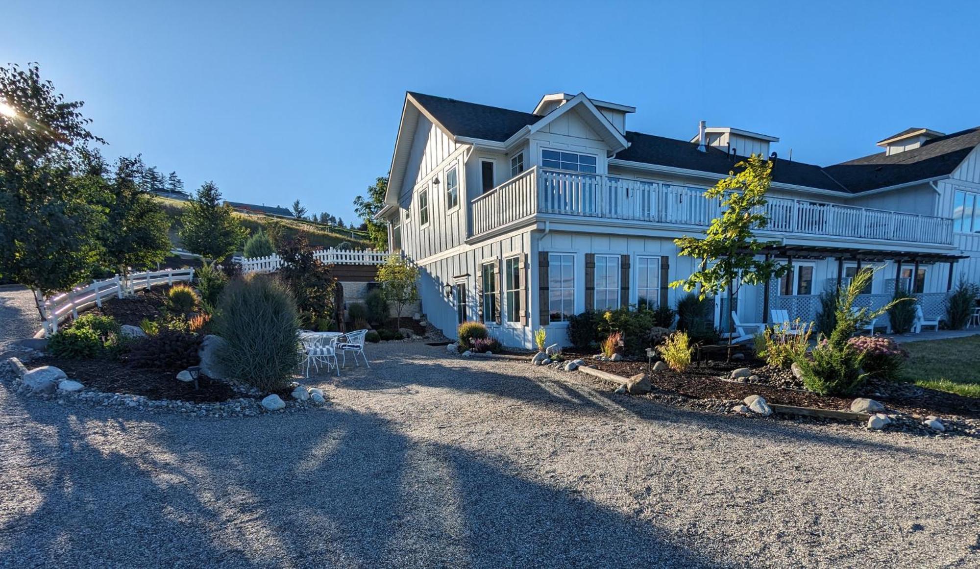 Autumn Lane B&B, Farmhouse Elegance & Stunning Lakeviews West Kelowna Ngoại thất bức ảnh