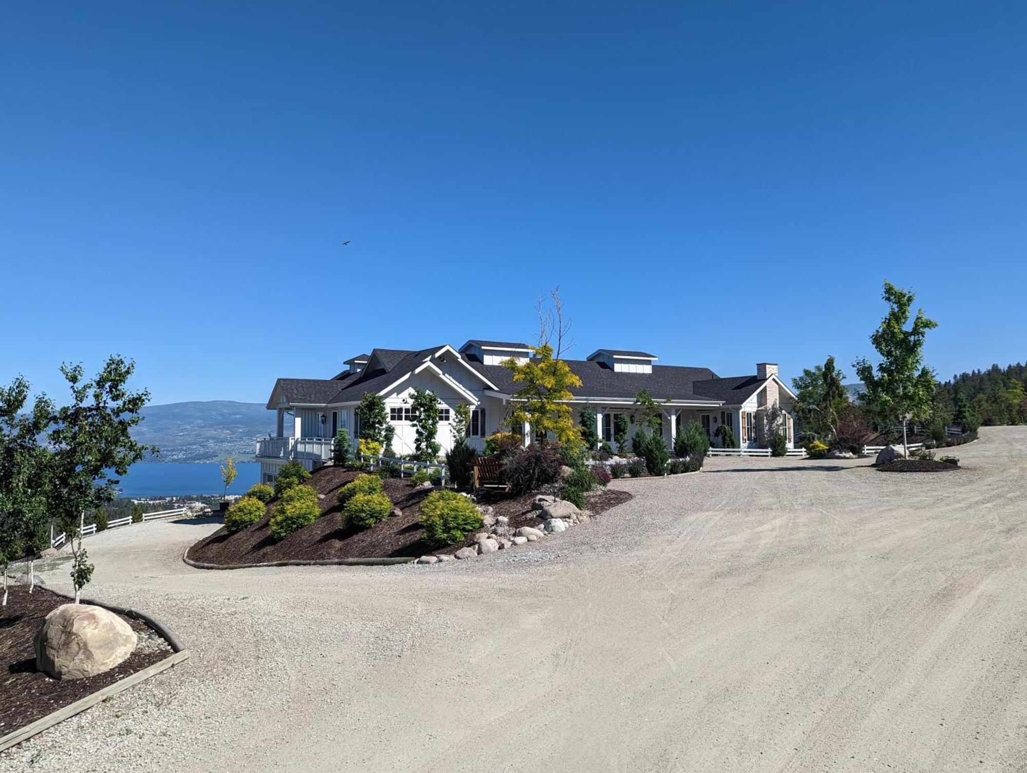 Autumn Lane B&B, Farmhouse Elegance & Stunning Lakeviews West Kelowna Ngoại thất bức ảnh