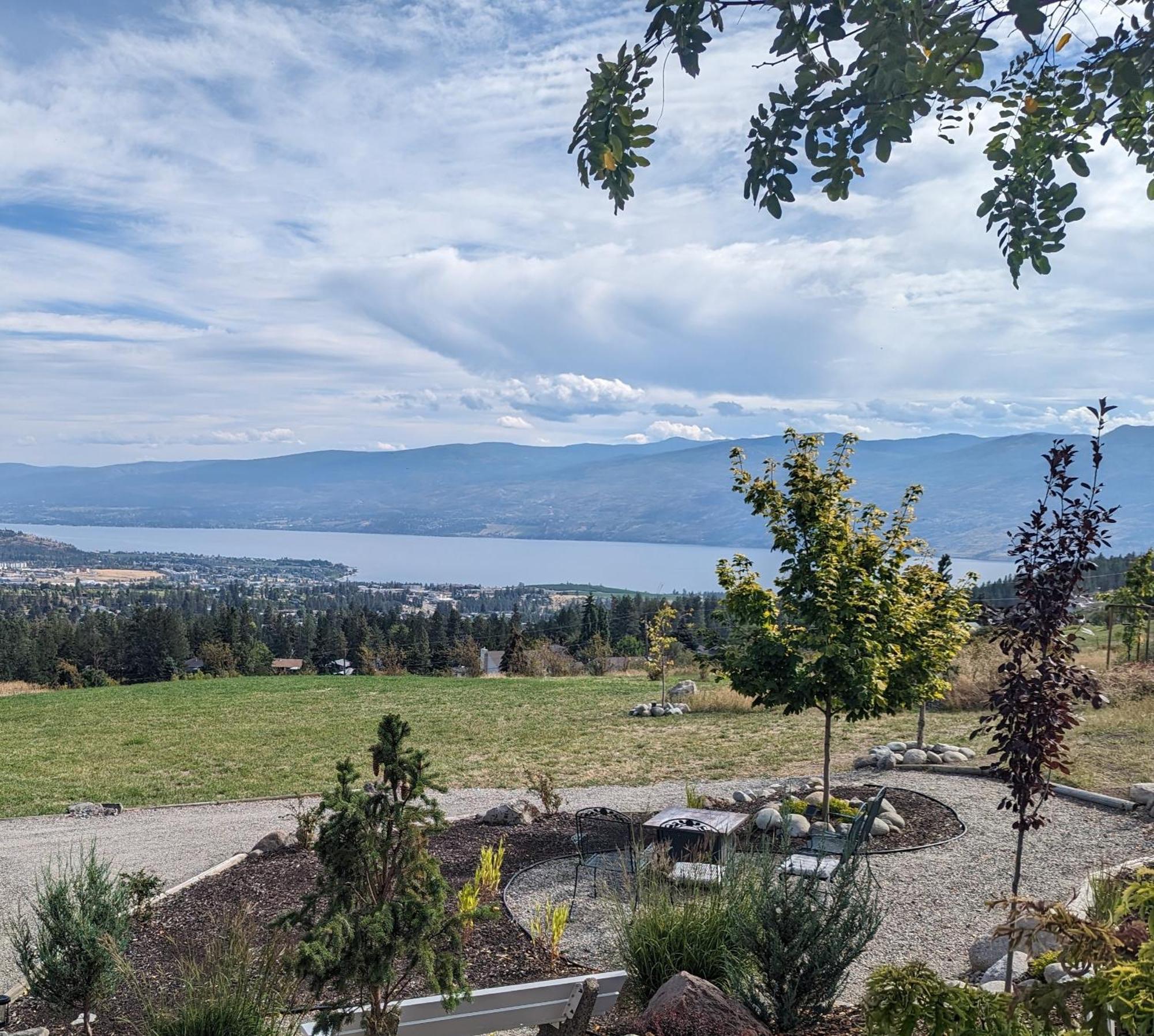 Autumn Lane B&B, Farmhouse Elegance & Stunning Lakeviews West Kelowna Ngoại thất bức ảnh