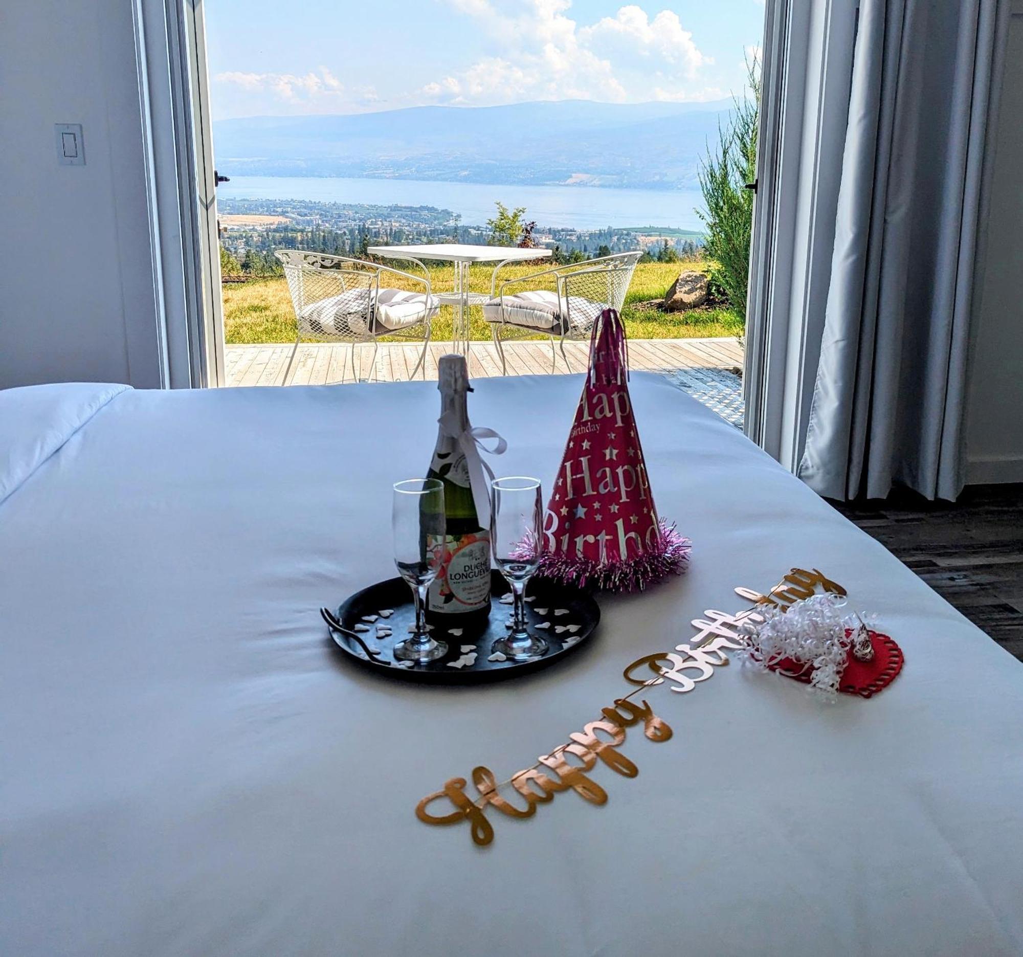 Autumn Lane B&B, Farmhouse Elegance & Stunning Lakeviews West Kelowna Ngoại thất bức ảnh