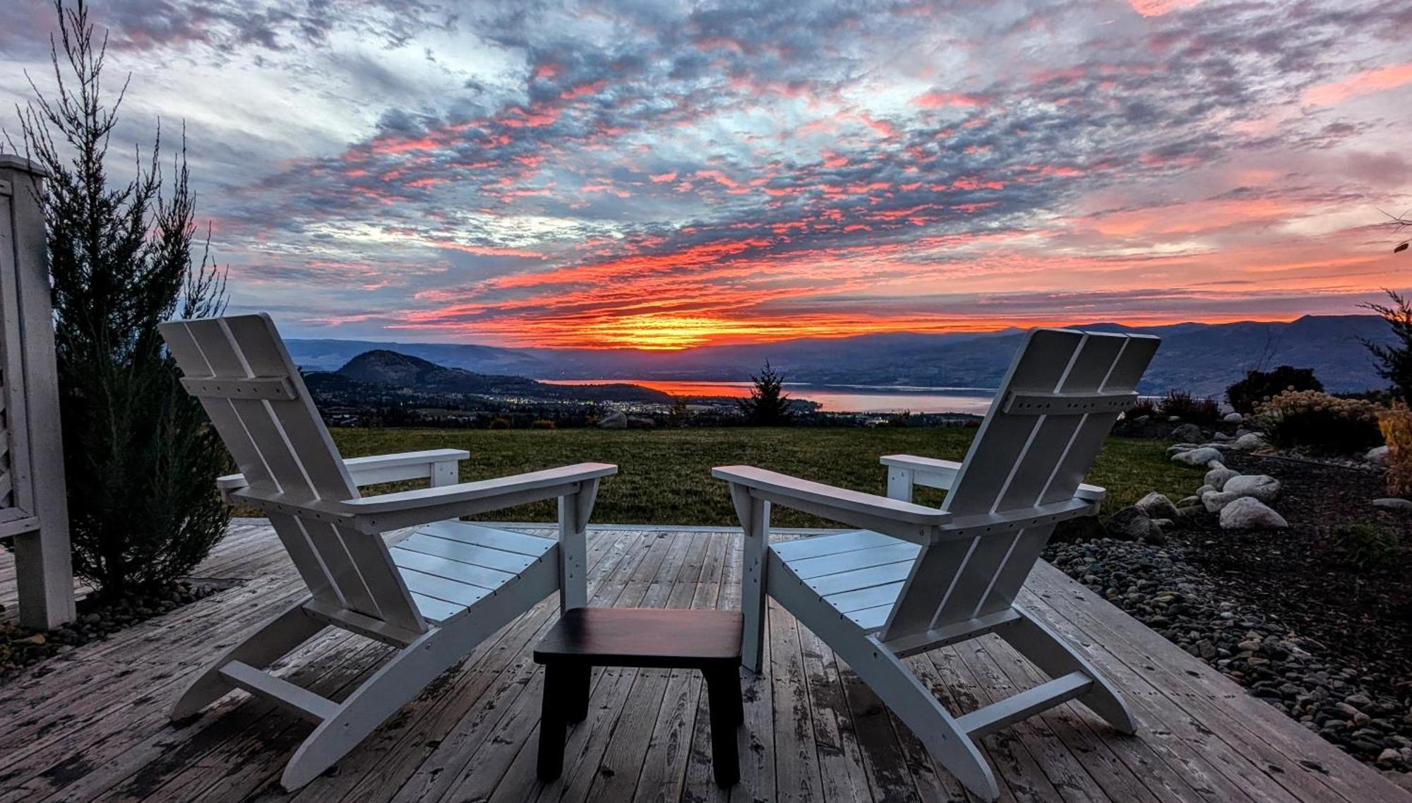 Autumn Lane B&B, Farmhouse Elegance & Stunning Lakeviews West Kelowna Ngoại thất bức ảnh