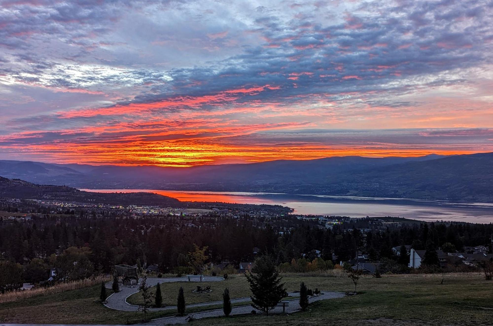 Autumn Lane B&B, Farmhouse Elegance & Stunning Lakeviews West Kelowna Ngoại thất bức ảnh